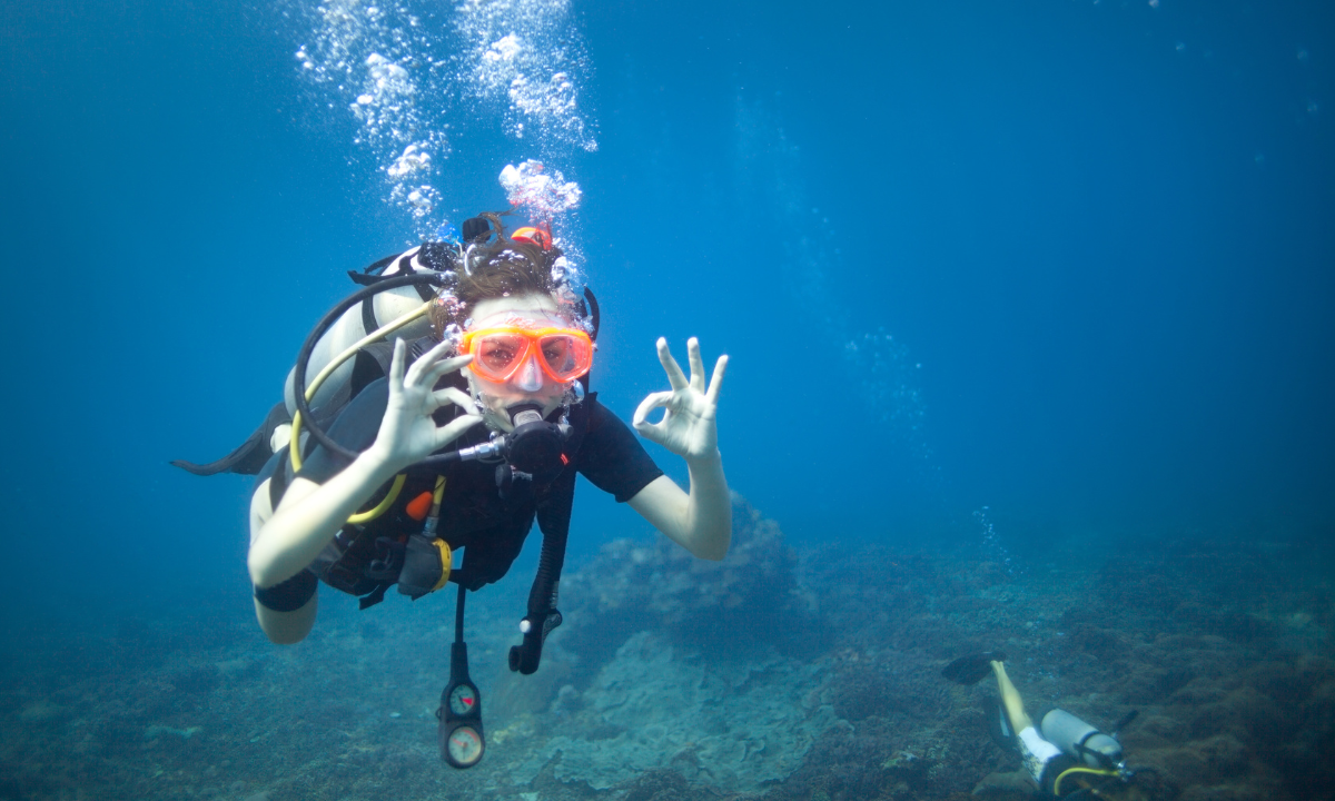 Eine Frau beim Tauchen auf Teneriffa.