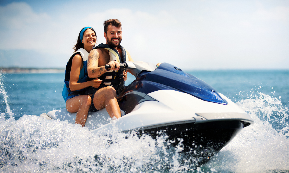 Ein Paar auf einem Jetski im Süden Teneriffas.