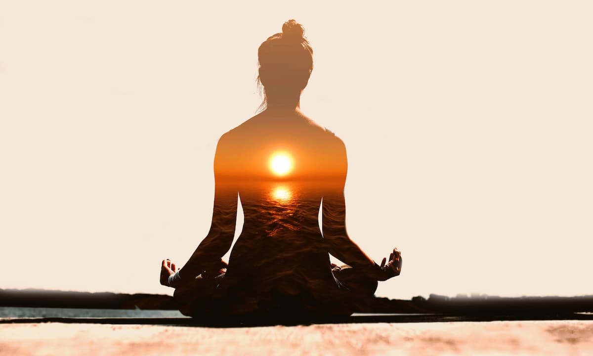 Ilustración de mujer haciendo yoga