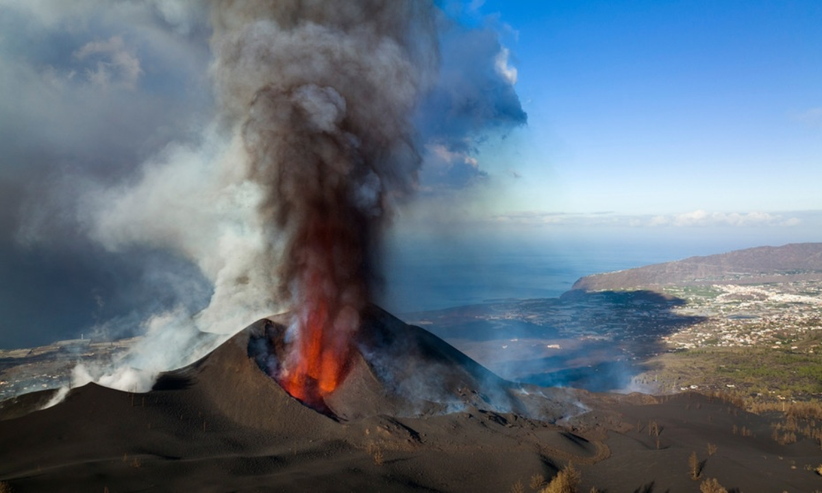 Volcán Tajogaite en erupción (Cumbre Vieja, La Palma).