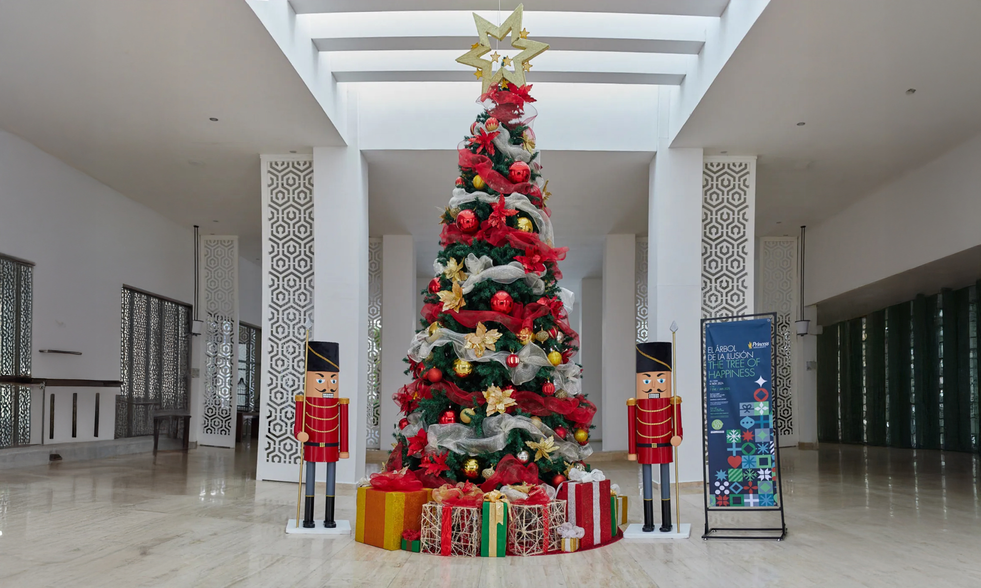 Árbol navideño con regalos en hall de hotel Platinum Yucatán Princess