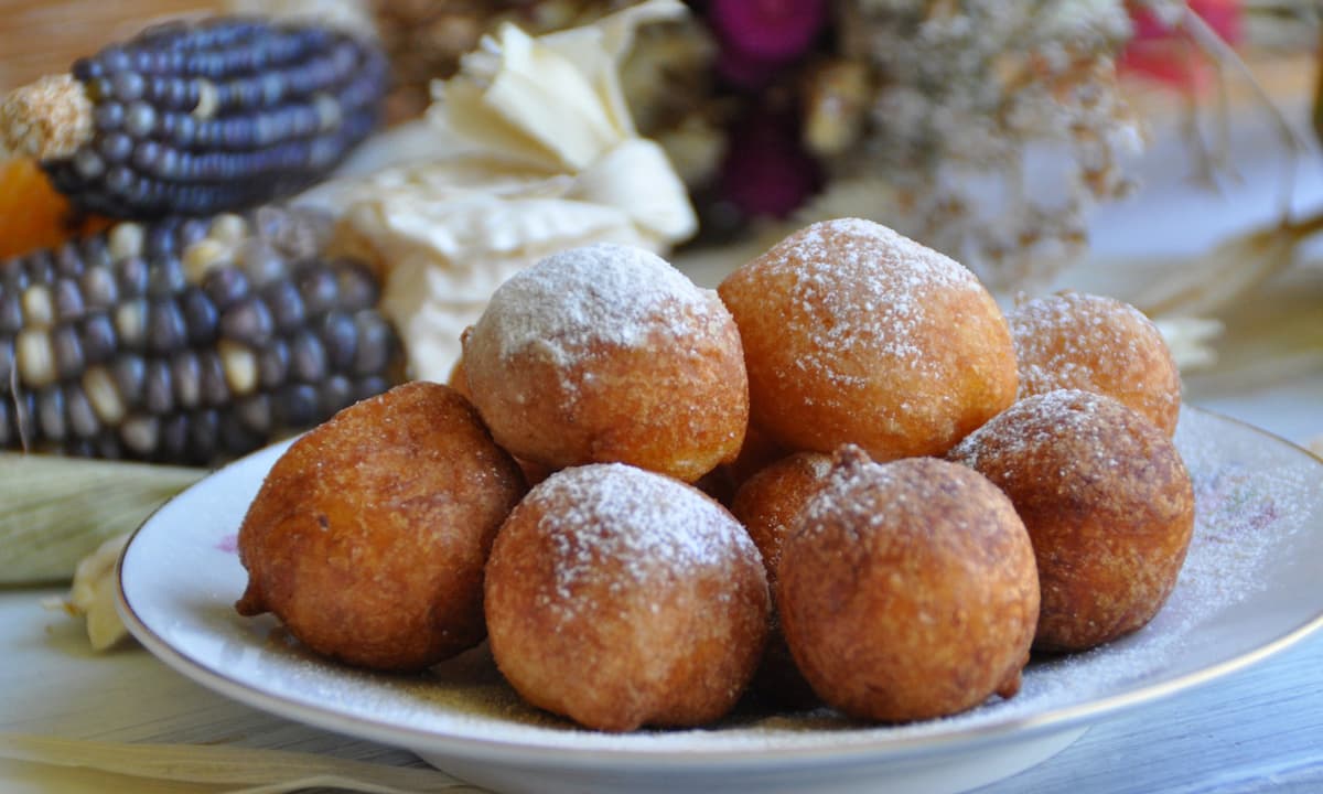 Plato de buñuelos de Carnaval en Canarias Plato de buñuelos de Carnaval en Canarias