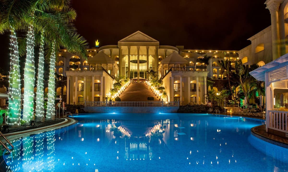 Escalinata iluminada de noche del hotel Bahía Princess
