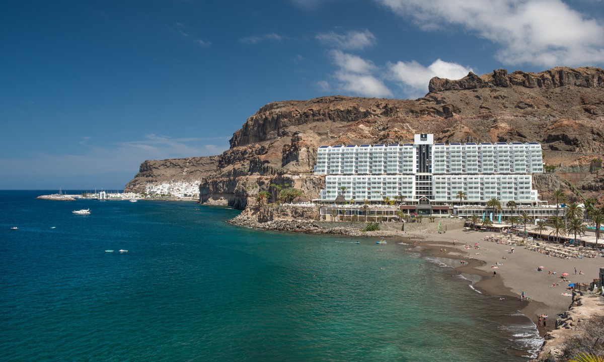 Princess Taurito hotel in Gran Canaria, located right on the seafront next to the Taurito cliffs and the Atlantic Ocean.