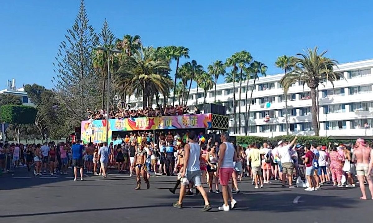 Desfile de carrozas en el Maspalomas Pride