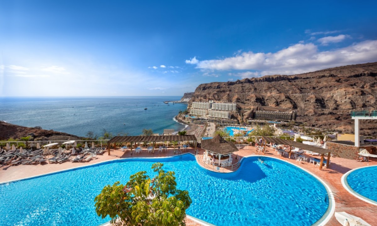 Infinity pool with panoramic views of the Atlantic Ocean and the cliffs at the Mogán Princess hotel in Gran Canaria.