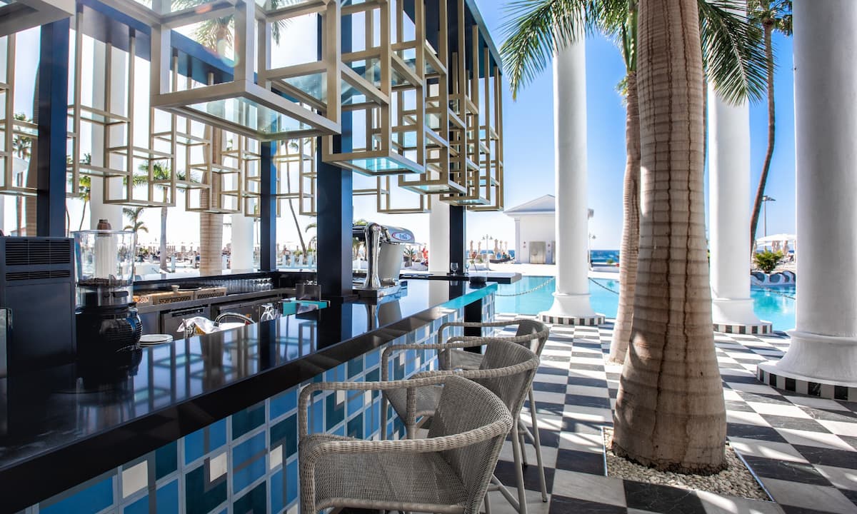 Bar en la zona de piscinas de Guayarmina Princess