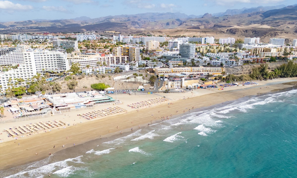 Aerial view of Playa del Inglés in Gran Canaria with its golden sand, sunbathing areas and hotel complexes along the coast.