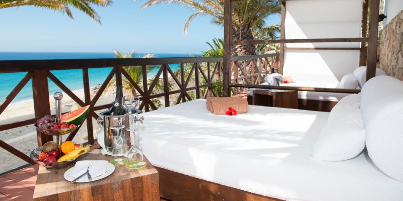 Camas balinesas con fruta y cava en el Club Jandia Princess
