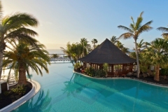 Piscina con bar en el Club Jandia Princess