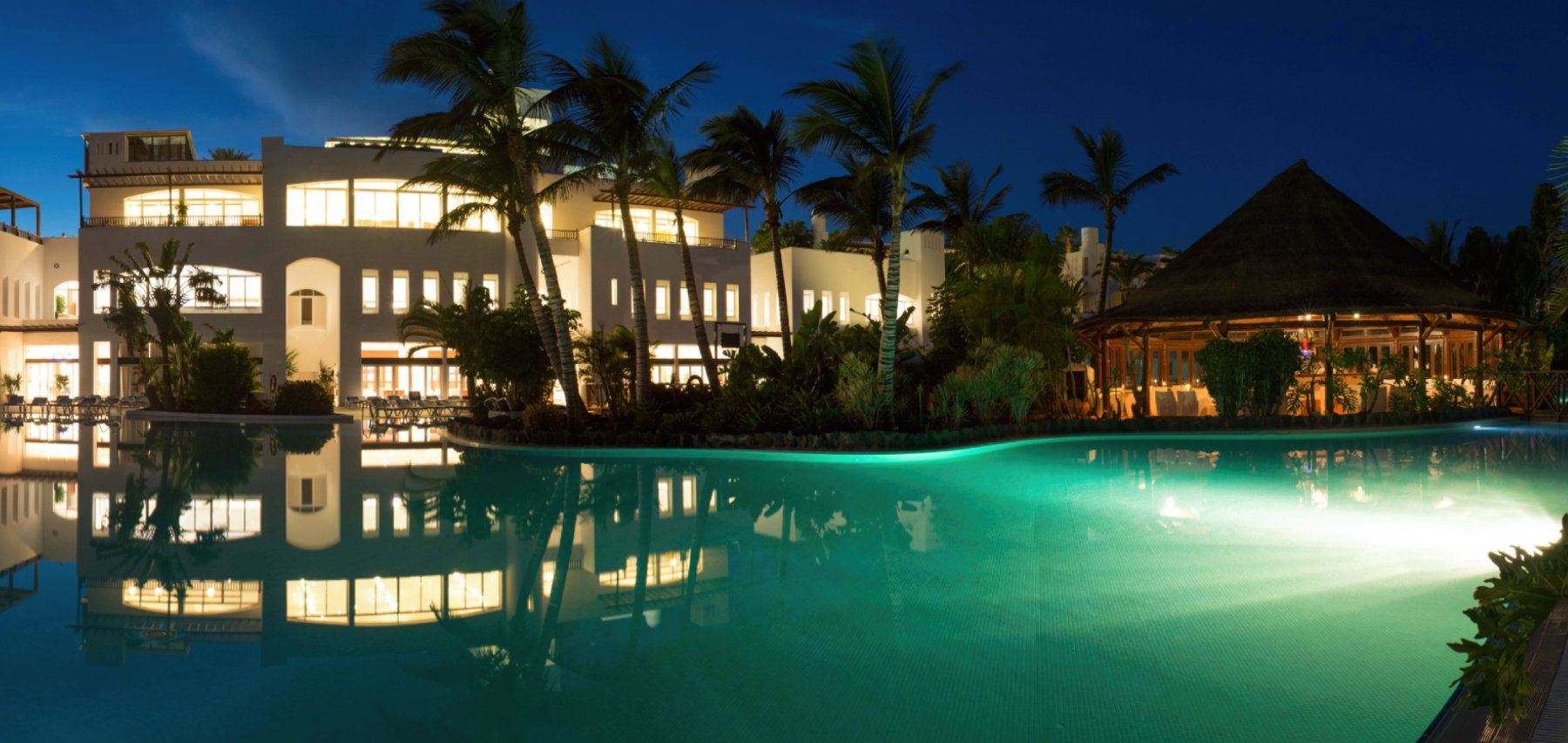 (Español) Club Jandia Princess piscina por la noche