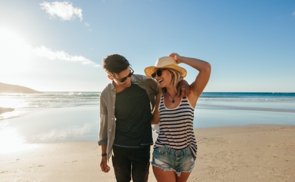 Pareja en playa de islas canarias