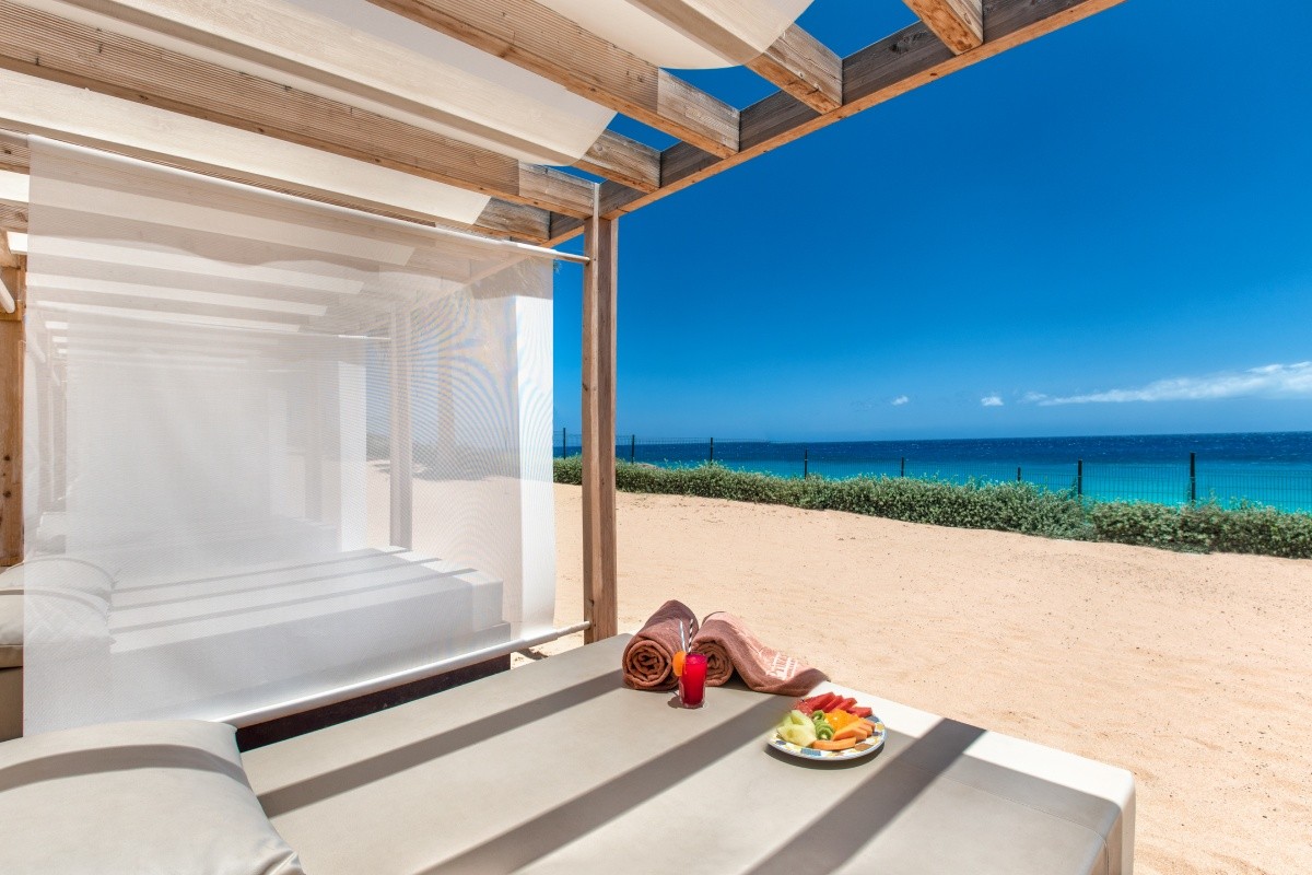 n-camas-balinesas-con-vistas-al-mar-club-sotavento-en-zona-solo-adultos-hotel-fuerteventura-princess