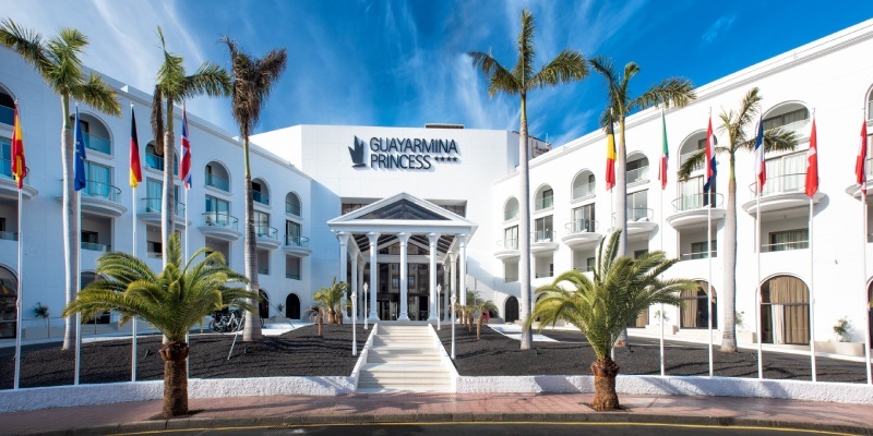 Entrada del hotel Guayarmina Princess