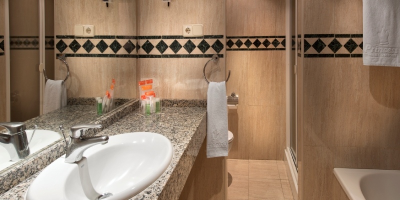 Bathroom in a Room at Mogán Princess