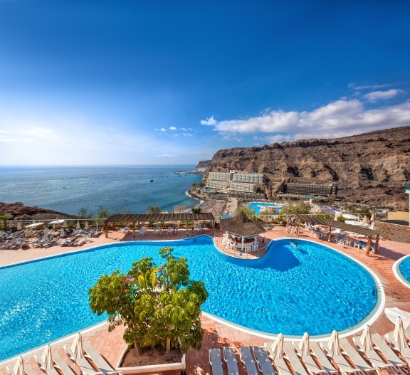 vistas-desde-el-hotel-mogan-princess-en-gran-canaria-vistas-del-mar-la-piscina-la-playa-de-taurito
