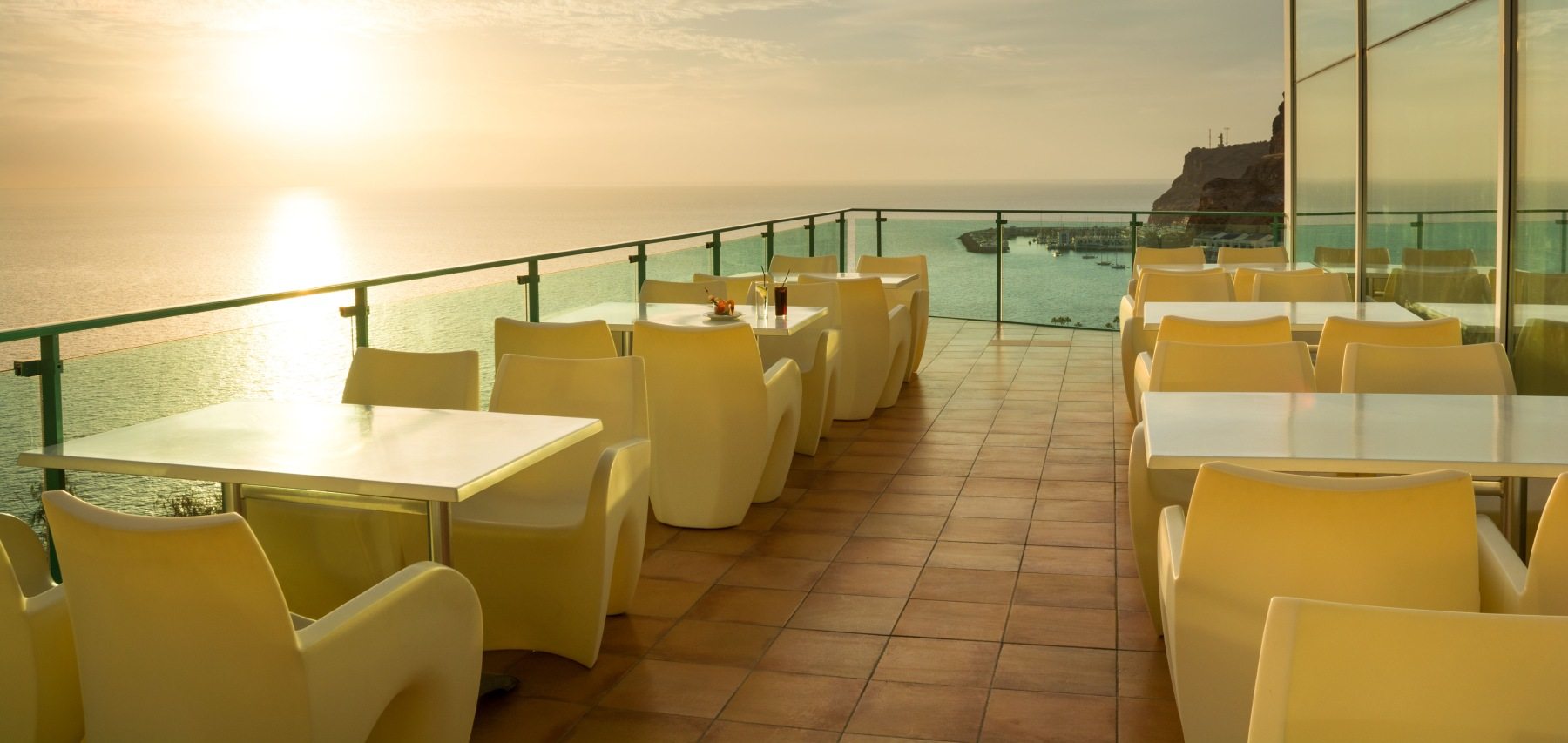 Sonnenuntergang auf der Bar-Terrasse des Hotels Mogán Princess