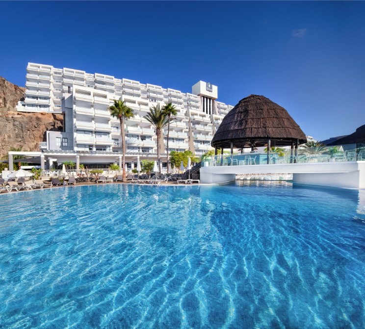 Piscina del hotel Princess Taurito