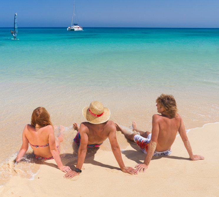 Wassersportaktivitäten am Strand El Cotillo auf Fuerteventura, Kanarische Inseln