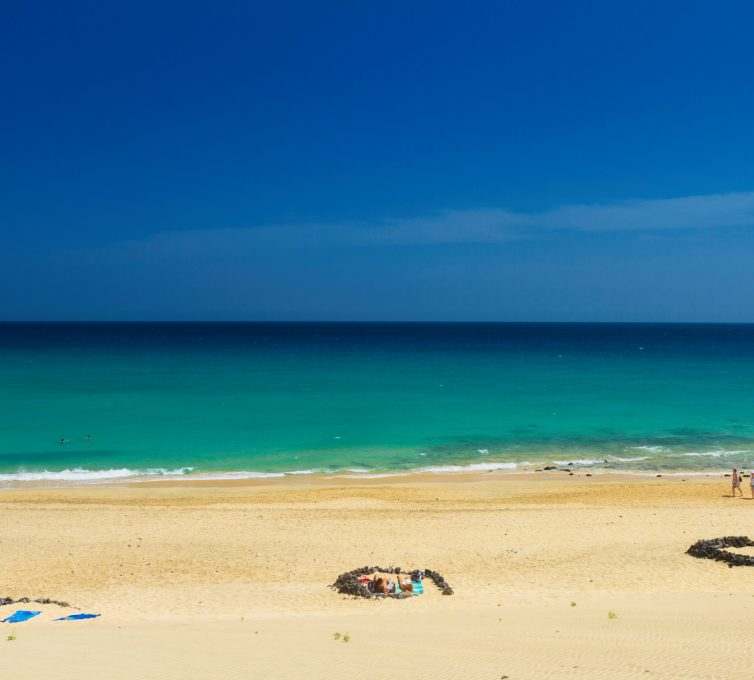 Acceso a playa de Esquinzo-Butihondo en Fuerteventura, Islas Canarias Acceso a playa de Esquinzo-Butihondo en Fuerteventura, Islas Canarias