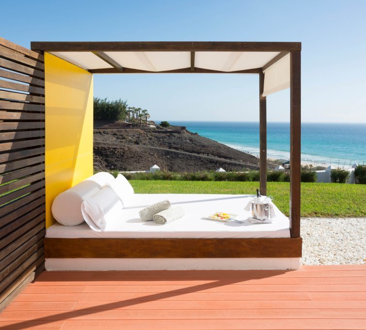 Cama balinesa en habitación de zona solo adultos del Club Jandía Princess