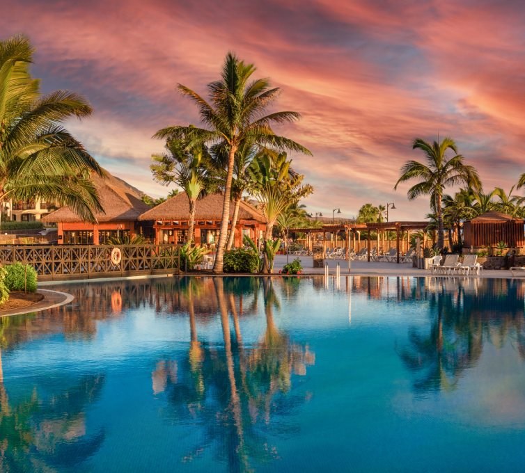 Atardecer en la piscina de Esencia de La Palma by Princess