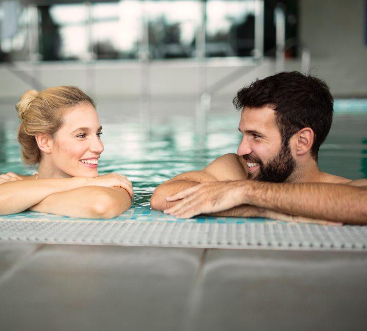 Pareja disfrutando en piscina en Tenerife