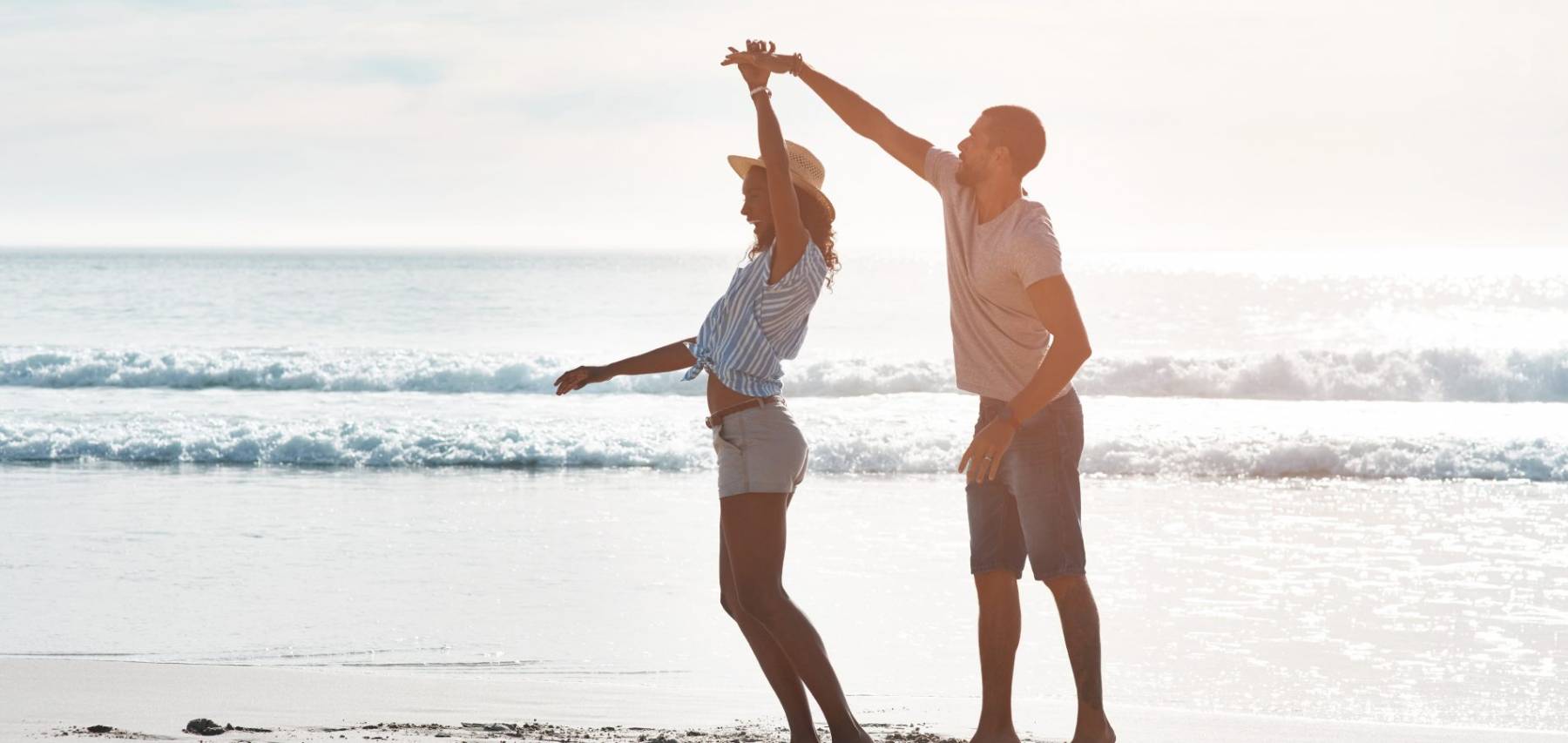 Pareja bailando en la playa en Canarias