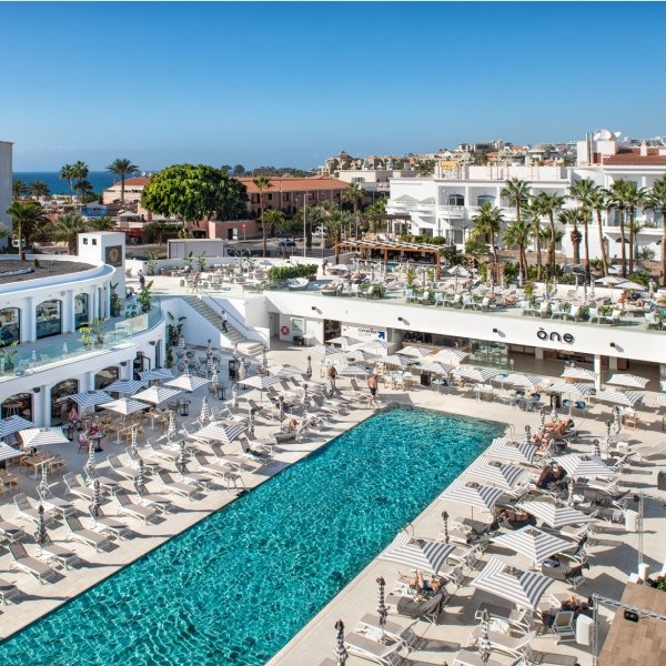 Schwimmbad und Solarium im Princess Inspire Tenerife