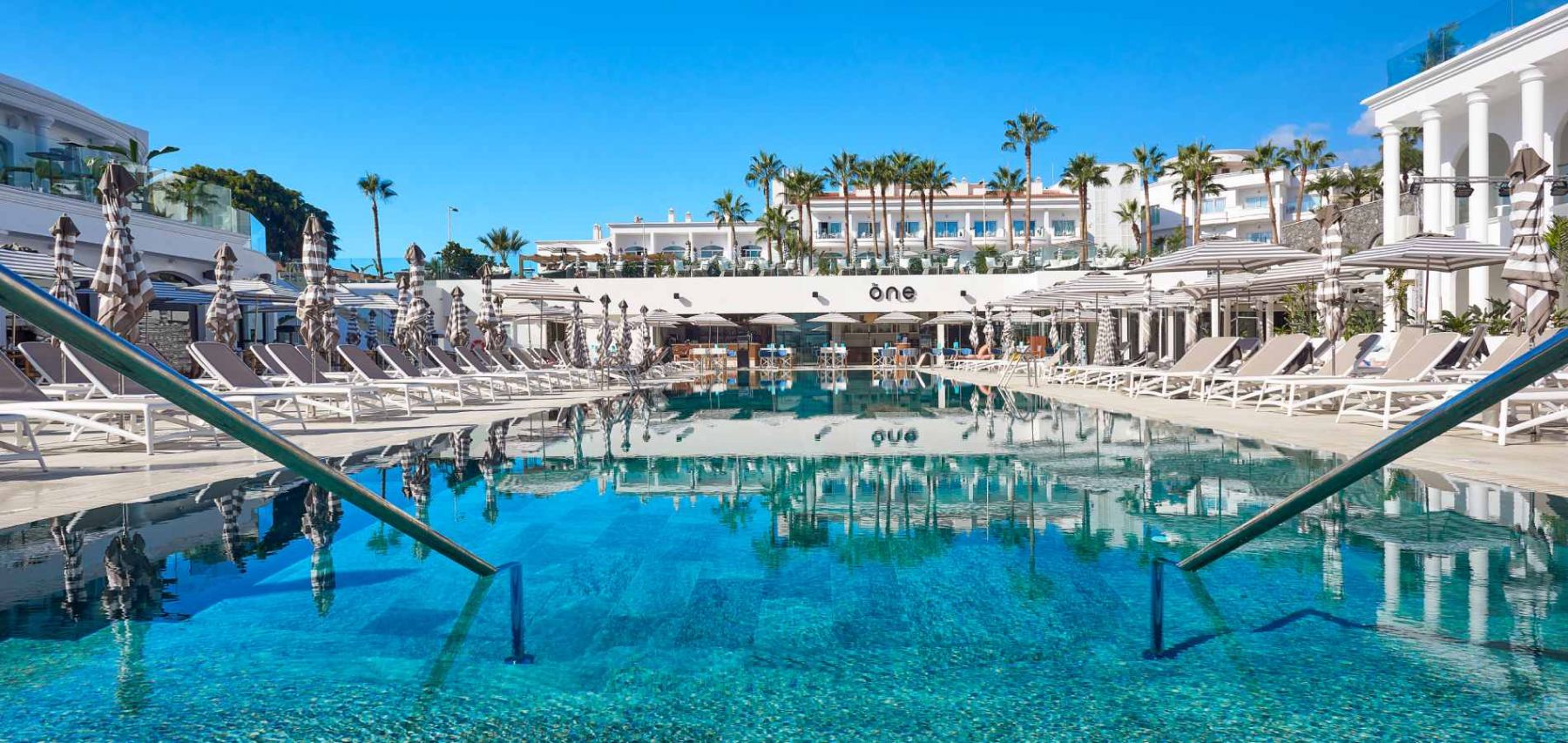 Kristallklarer Pool im Princess Inspire Hotel