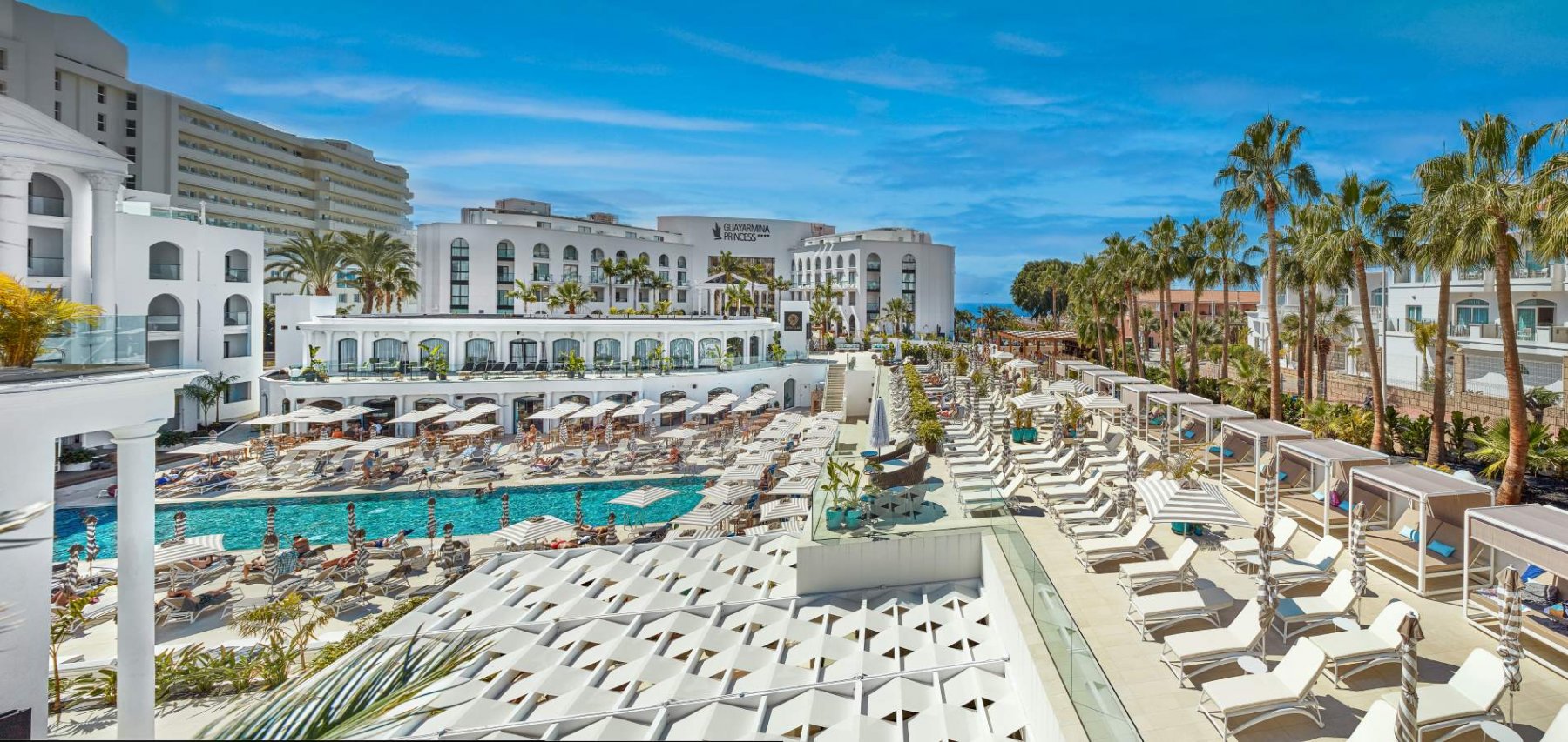 Panoramablick auf das Princess Inspire Hotel mit Pool, Liegen und balinesischen Betten