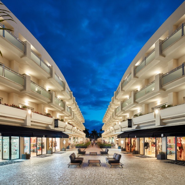 Bulevar con área comercial en el Tabaiba Princess