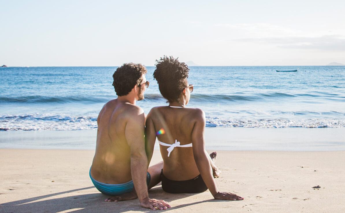Pareja en playa de Islas Canarias