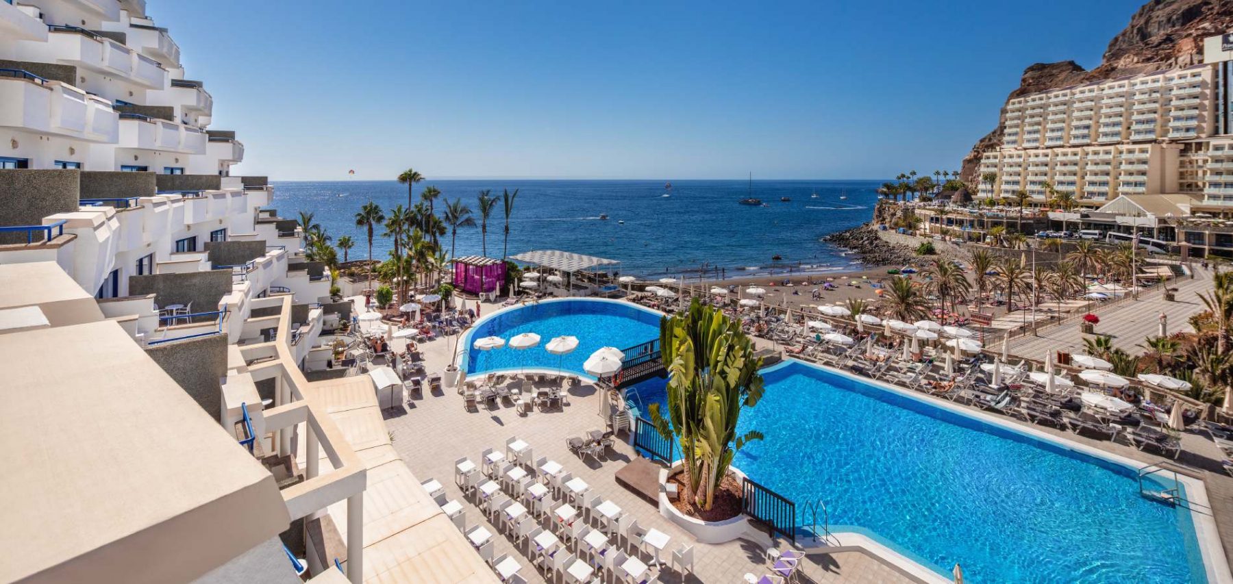 Blick auf das Meer und den Pool im Suite Princess